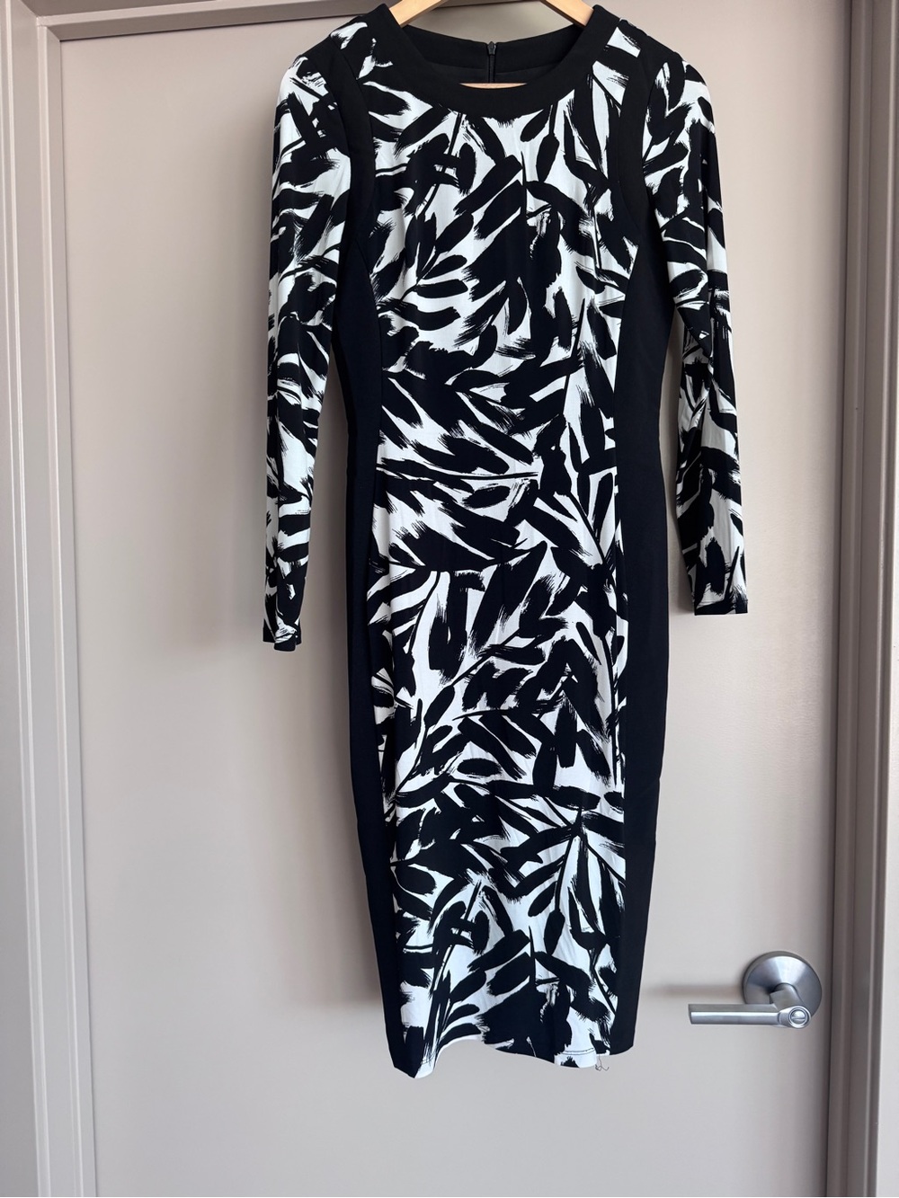 Maggy London Black & White Printed Long Sleeve Sheath Dress